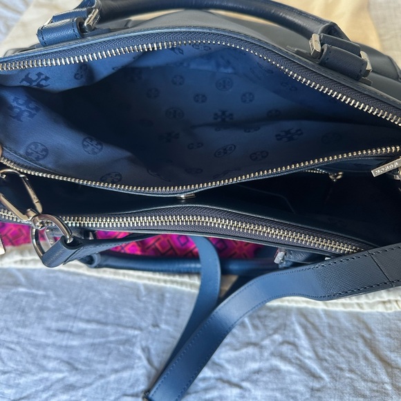 Tory Burch Large Double zip Robinson Satchel, navy blue saffiano leather - Picture 4 of 9